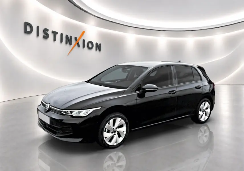 Volkswagen Golf 1.5 etsi evo2 noir vue 3/4 avant droit dans un showroom lumineux avec logo Distinxion en arrière-plan.