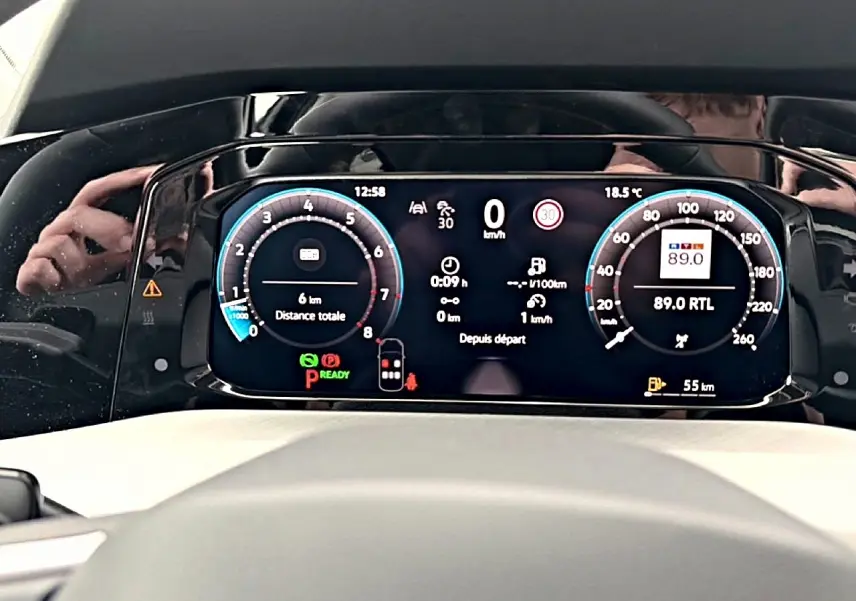 Vue rapprochée du tableau de bord numérique de la Volkswagen Golf 2026 affichant la vitesse, la radio et les indicateurs.