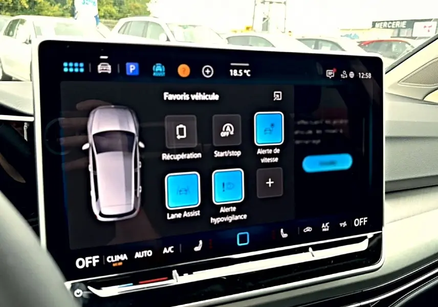 Écran tactile intérieur de la Volkswagen Golf 2026 affichant les options d'assistance à la conduite, vue de face côté droit.
