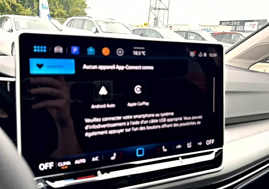 Écran tactile central de la Volkswagen Golf 1.5 noir, vue intérieure côté conducteur avec interface Android Auto et Apple CarPlay.