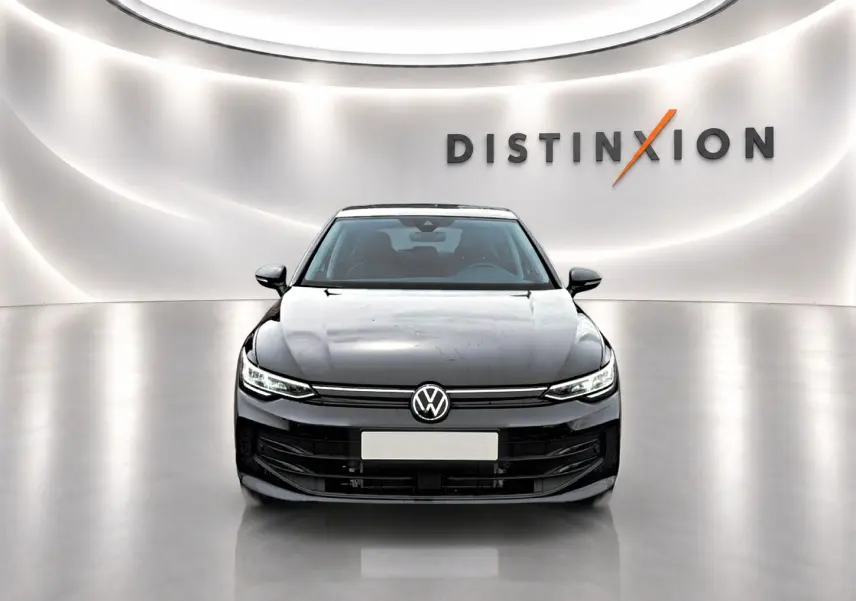 Volkswagen Golf 1.5 ETSI Evo2 noire vue de face dans un studio lumineux avec logo Distinxion en arrière-plan.