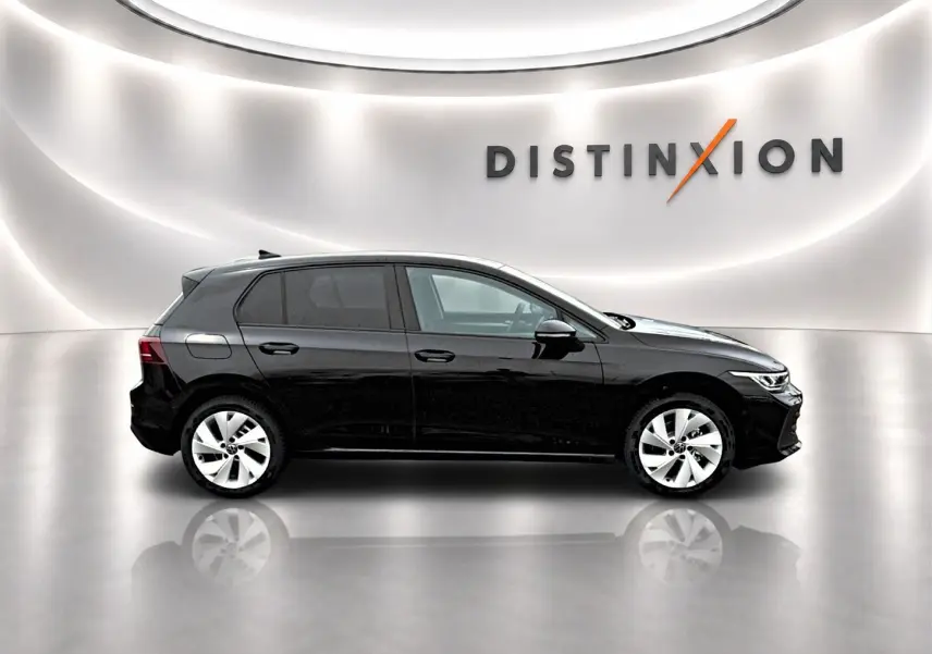 Vue de profil côté gauche d'une Volkswagen Golf noire 2026 dans un showroom lumineux avec logo Distinxion en arrière-plan.