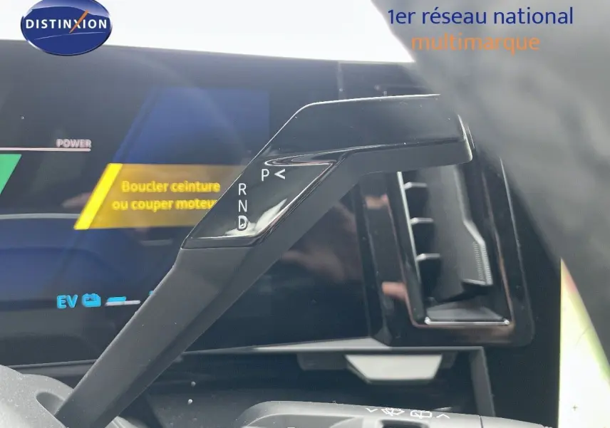 Le levier de vitesses automatique noir du Renault Austral E-Tech Hybrid 2024 vu de près dans l'habitacle.