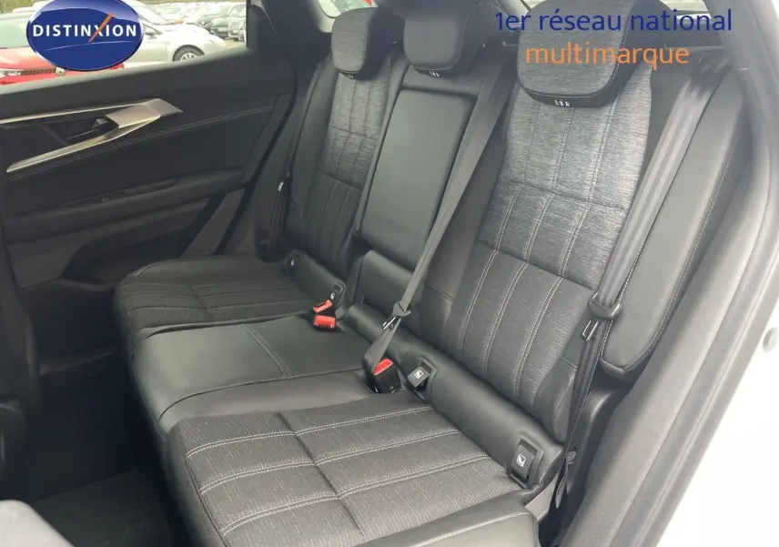 Vue intérieure côté droit des sièges arrière en tissu gris et cuir noir du Renault Austral blanc nacré 2024 E-Tech Full Hybrid.