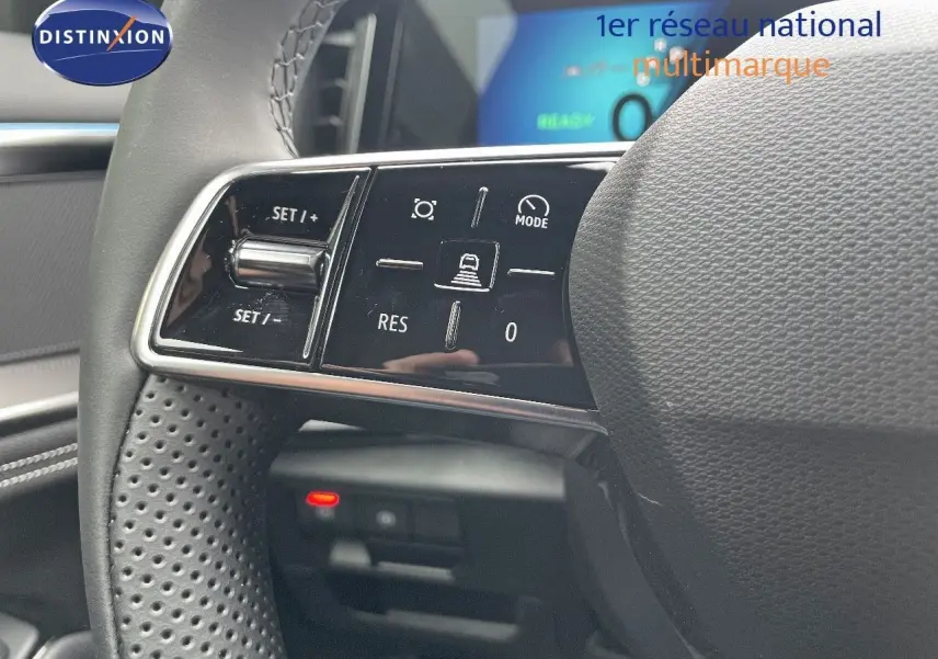 Gros plan sur les commandes du volant du Renault Austral blanc nacré, version E-TECH Full Hybrid 200ch Techno.