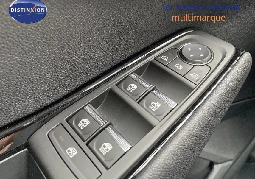 Gros plan sur les commandes des vitres électriques côté conducteur d'un Renault Austral blanc nacré 2024.