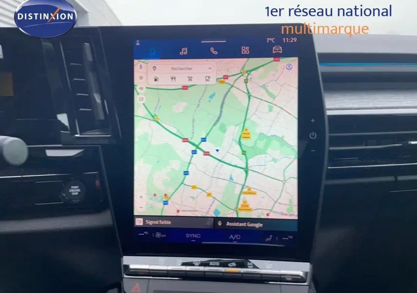 Écran tactile central avec navigation GPS dans l'habitacle d'une Renault Austral blanc nacré 2024.