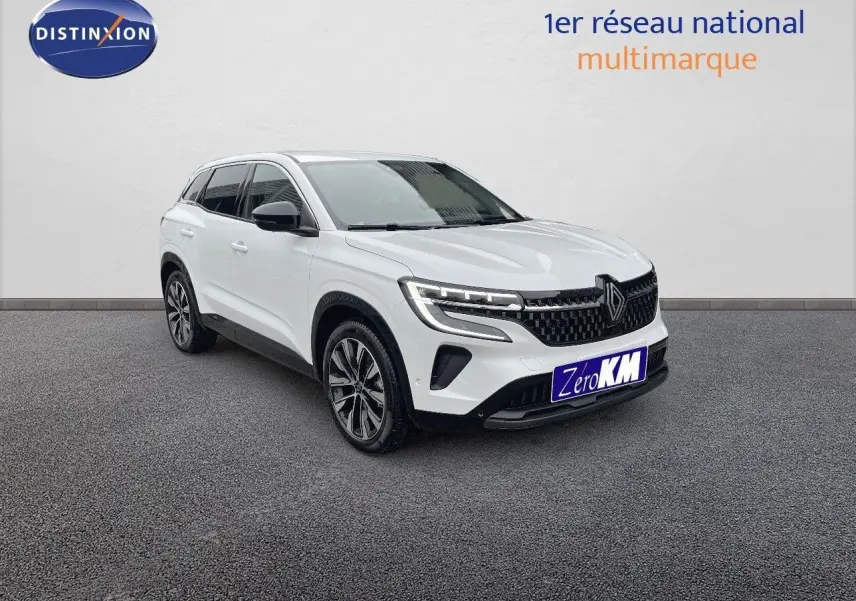 Renault Austral blanc nacré en 3/4 avant droit, SUV hybride avec calandre noire et jantes bi-ton.