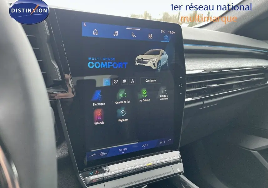 Vue rapprochée de l'écran tactile central du tableau de bord du Renault Austral blanc nacré, affichant le mode confort.