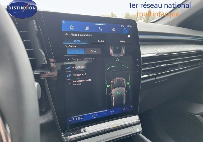 Vue rapprochée de l'écran tactile central et tableau de bord du Renault Austral blanc nacré 2024 hybride.