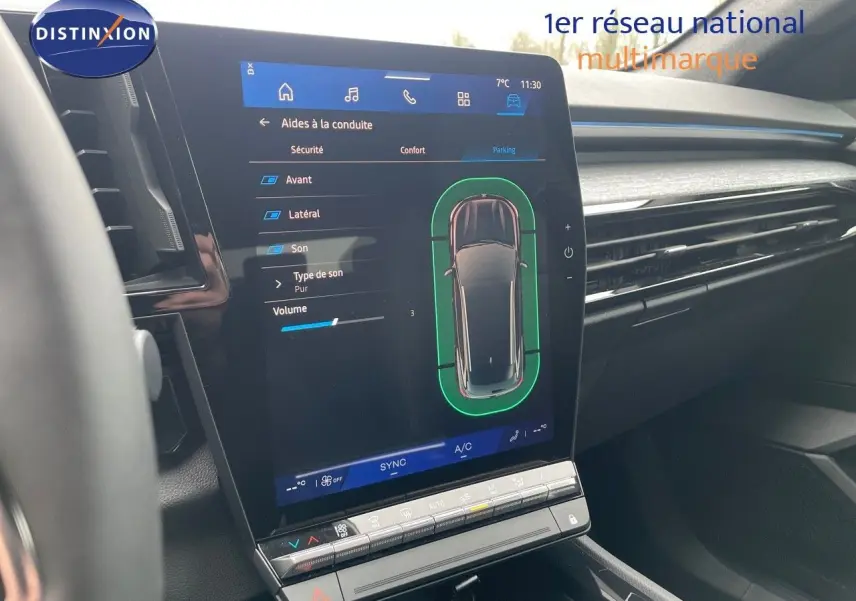 Vue rapprochée de l'écran tactile central du Renault Austral blanc nacré 2024, affichant les aides à la conduite.