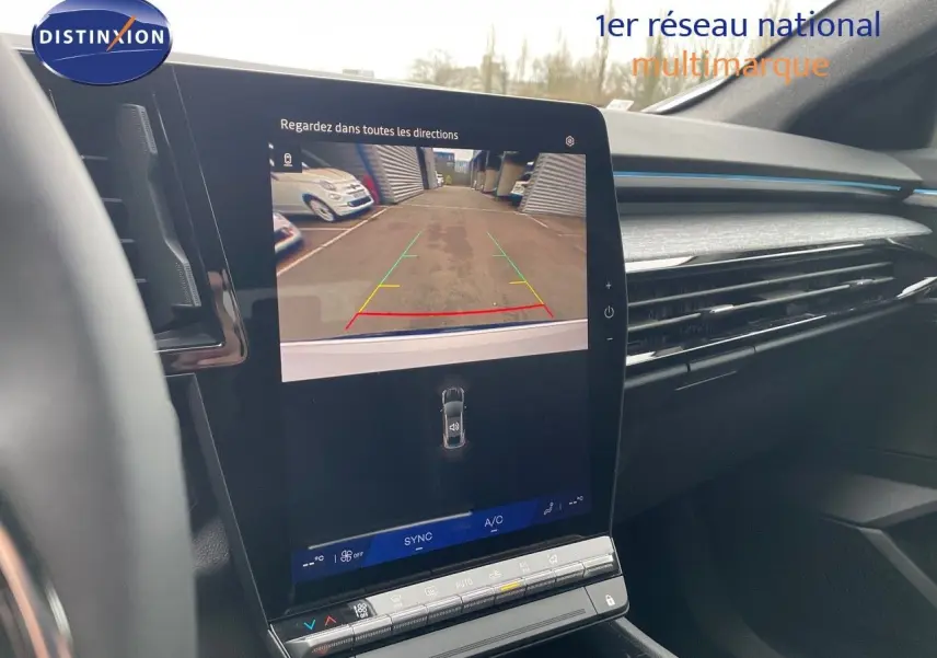 Vue intérieure du tableau de bord du Renault Austral blanc nacré 2024 avec écran tactile affichant la caméra de recul.