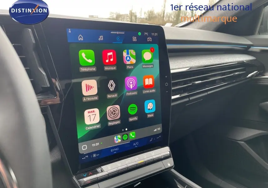Écran tactile central affichant Apple CarPlay dans l'habitacle moderne du Renault Austral blanc nacré 2024.