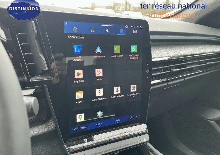 Écran tactile central affichant les applications multimédias dans l'habitacle du Renault Austral blanc nacré 2024.