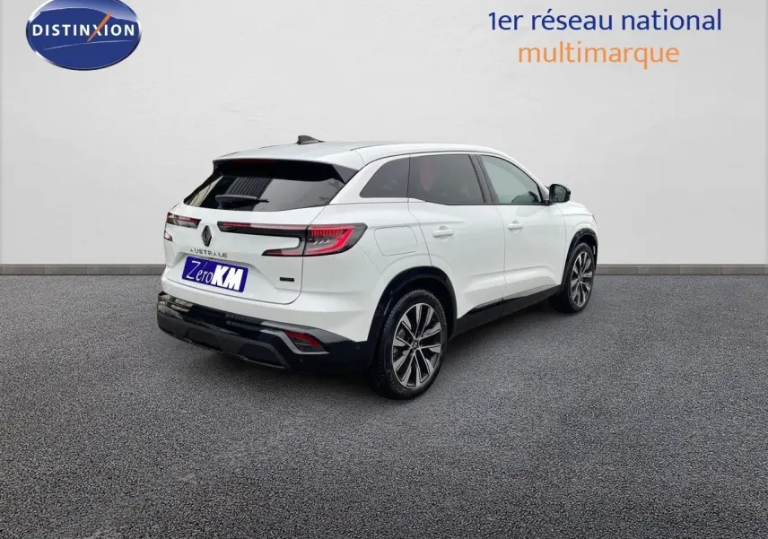 Vue 3/4 arrière droite d'un Renault Austral blanc nacré avec jantes bi-ton et feux LED distinctifs.