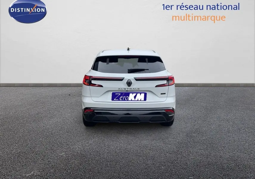Vue arrière d'un Renault Austral blanc nacré 2024 avec feux LED et logo central bien visibles.