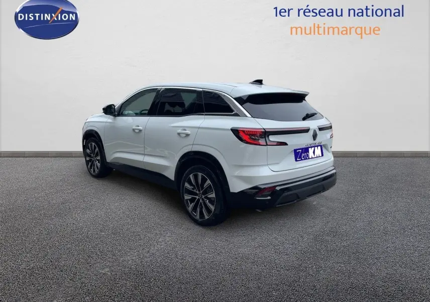 Renault Austral E-Tech blanc nacré en 3/4 arrière droit, SUV hybride avec jantes bi-ton et vitres teintées.