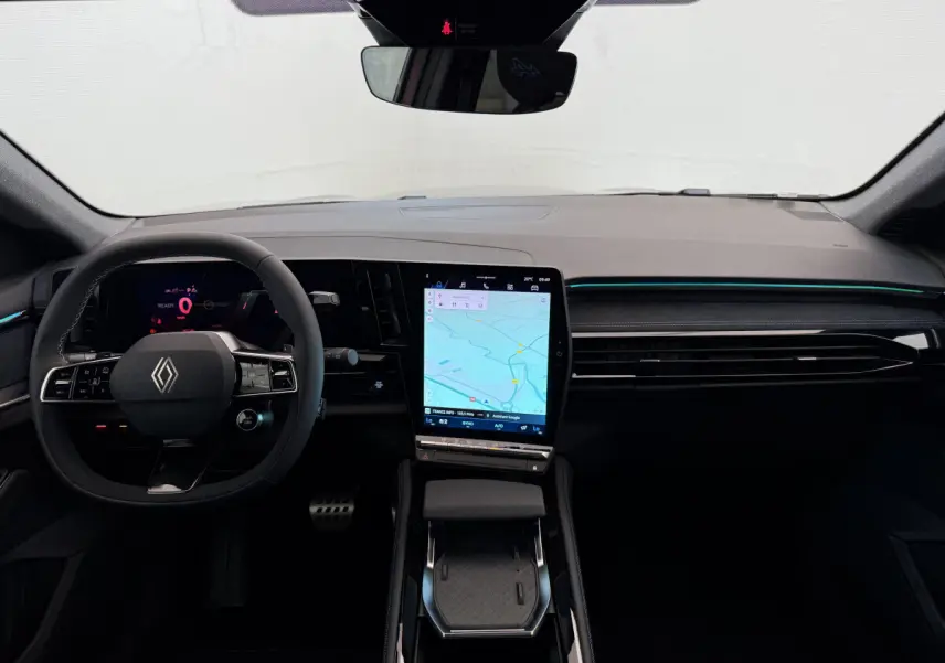 Intérieur avant du Renault Espace gris foncé 2025, volant multifonctions et grand écran tactile vertical central.