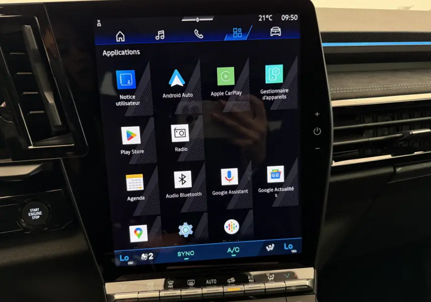 Écran tactile central affichant les applications multimédia dans l'habitacle du Renault Espace gris foncé esprit Alpine 2025.