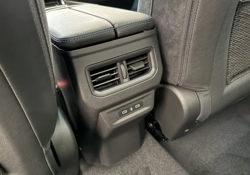 Détail de la console arrière noire avec bouches d'aération et ports USB du Renault Espace gris foncé esprit Alpine 2025.