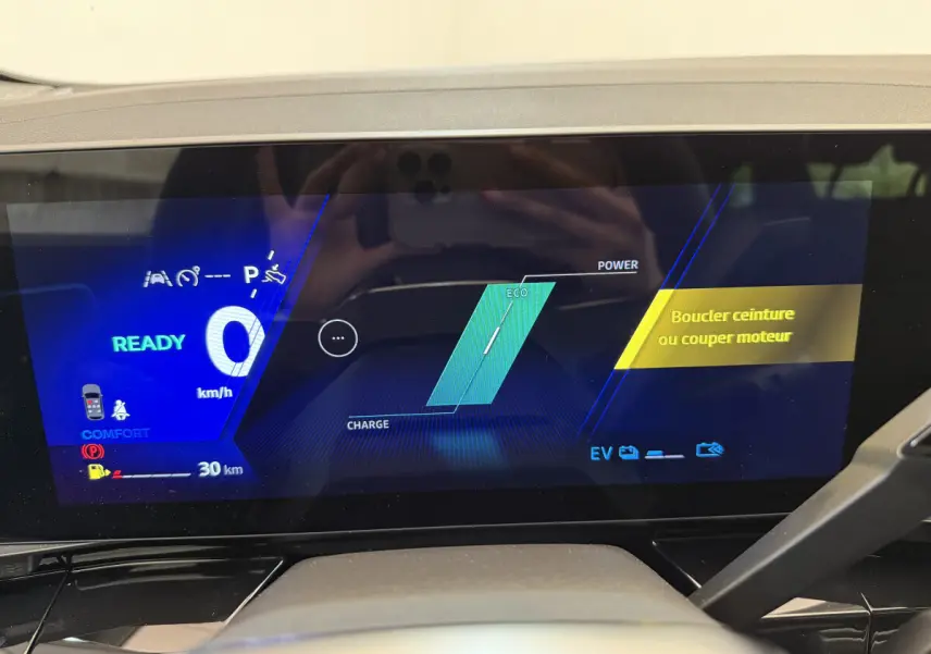 Affichage numérique du combiné instruments du Renault Espace esprit Alpine 2025 montrant l'état prêt et l'alerte ceinture.