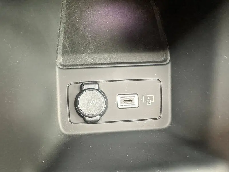 Prise 12V et port USB-C en gros plan dans l'habitacle d'une Peugeot 308 SW 2023, finition GT.