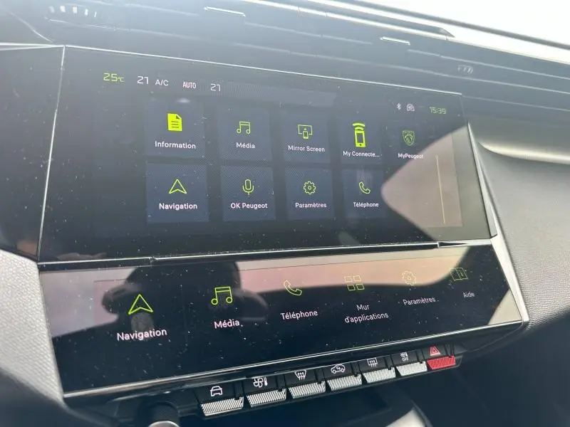 Écran tactile central du tableau de bord de la Peugeot 308 SW 2023, affichant le menu multimédia et navigation.