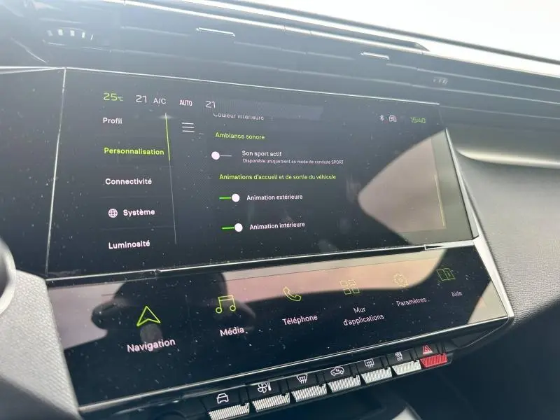 Écran tactile central de la Peugeot 308 SW 2023 affichant les réglages de personnalisation et d'animations du véhicule.