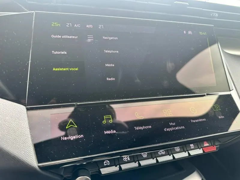 Écran tactile central du tableau de bord de la Peugeot 308 SW 2023 affichant les menus Navigation et Média.