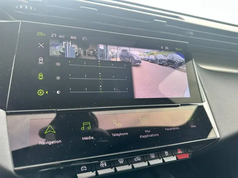 Écran tactile intérieur de la Peugeot 308 SW 2023 affichant la caméra de recul et le menu multimédia.