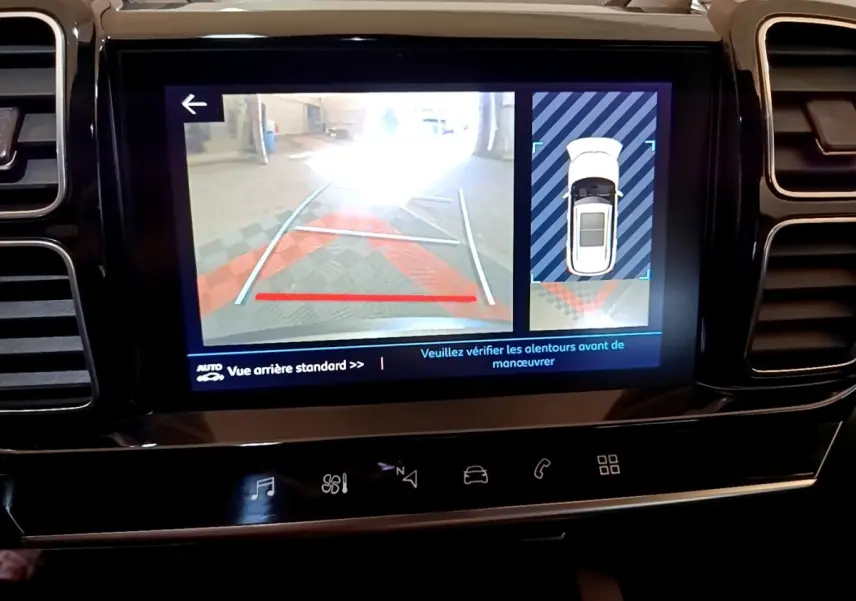 Écran tactile central affichant la caméra de recul et l’aide au stationnement du Citroën C5 Aircross gris foncé.