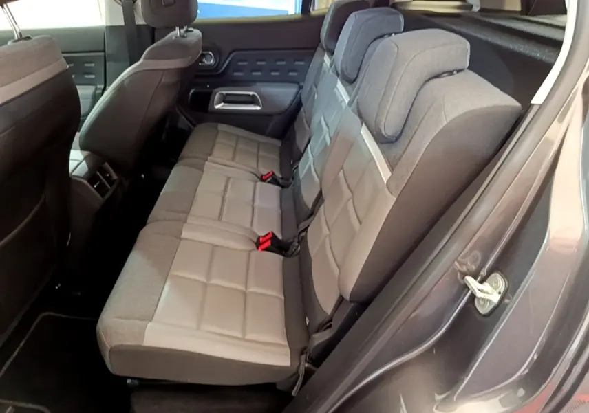Vue intérieure côté droit des sièges arrière gris clair et tissu du Citroën C5 Aircross Shine 2020 gris foncé.