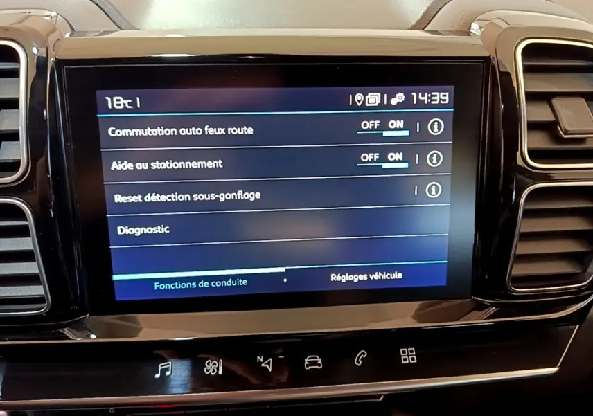 Écran tactile central du tableau de bord du Citroën C5 Aircross gris foncé, affichant les réglages d’aide à la conduite.