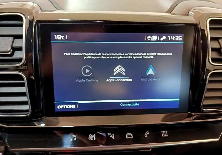 Écran tactile central affichant les options Apple CarPlay, Apps Connectées et Android Auto dans un Citroën C5 Aircross.