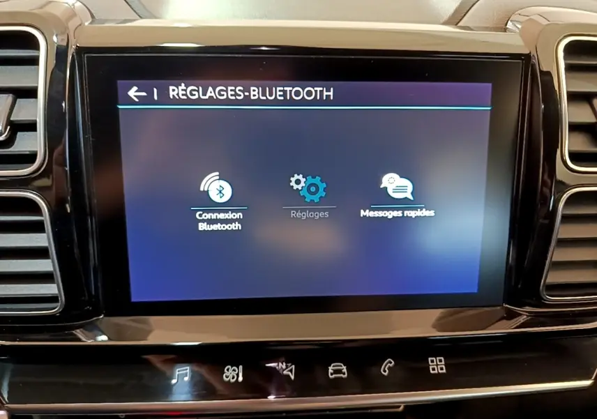 Écran tactile central du tableau de bord du Citroën C5 Aircross 2020 affichant les réglages Bluetooth.