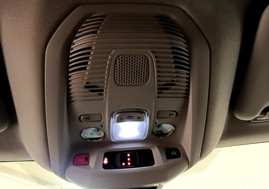 Plafonnier intérieur avec éclairage et commandes, vue en contre-plongée dans un Citroën C5 Aircross gris foncé 2020.