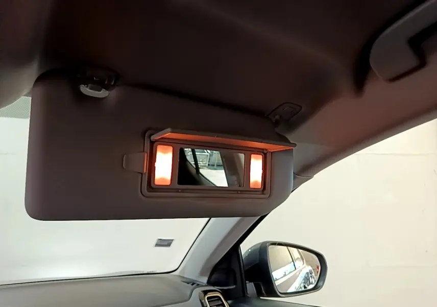 Détail intérieur du pare-soleil avec miroir éclairé côté conducteur d’un Citroën C5 Aircross gris foncé de 2020.