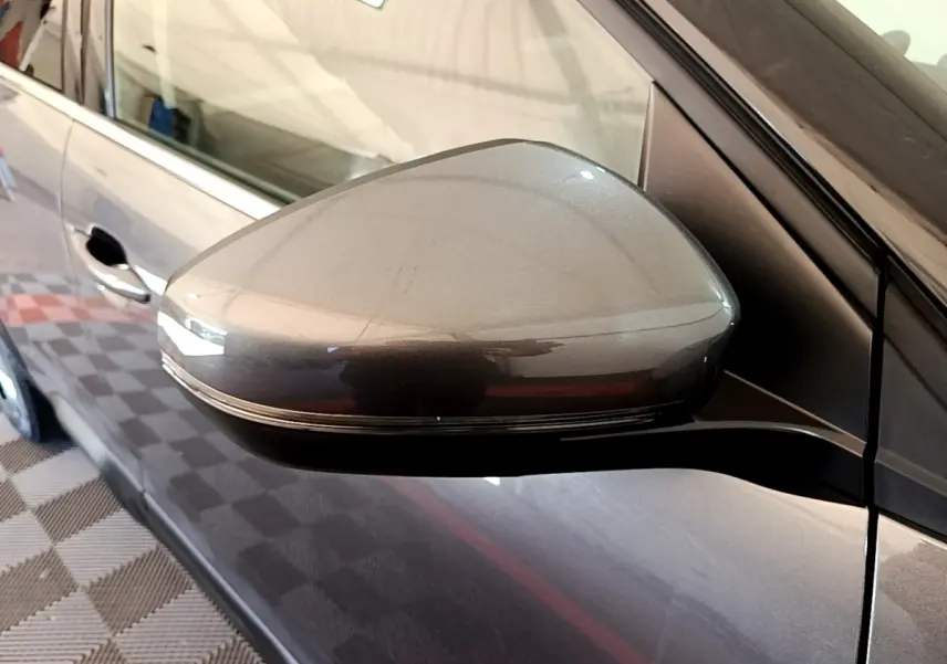 Gros plan sur le rétroviseur droit gris foncé du Citroën C5 Aircross 2020, avec portière et vitre en arrière-plan.