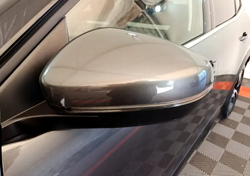 Rétroviseur droit gris foncé du Citroën C5 Aircross 2020, vue rapprochée avec partie latérale du véhicule visible.