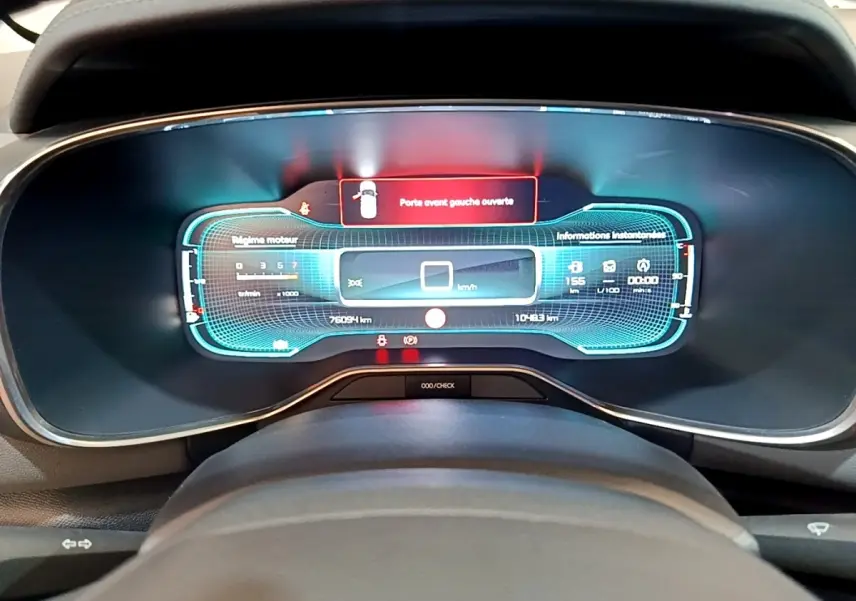 Vue rapprochée du tableau de bord numérique bleu et noir de la Citroën C5 Aircross 2020 avec alerte porte avant gauche ouverte.