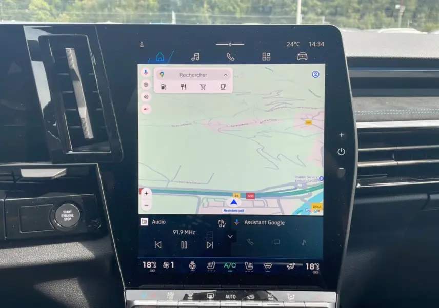 Vue rapprochée de l’écran tactile central du Renault Austral gris schiste, affichant la navigation GPS et commandes multimédia.