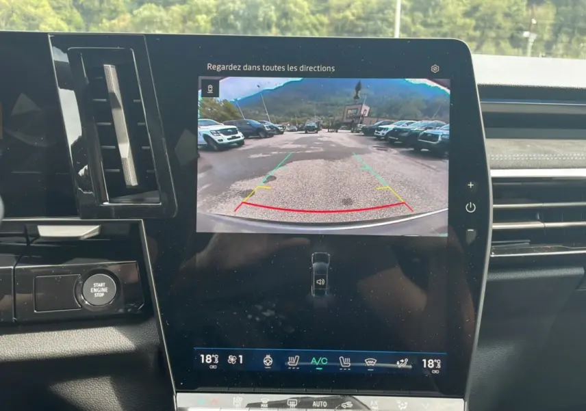 Écran central de la Renault Austral New 200 Esprit Alpine TPano montrant la caméra de recul et les commandes climatisation.