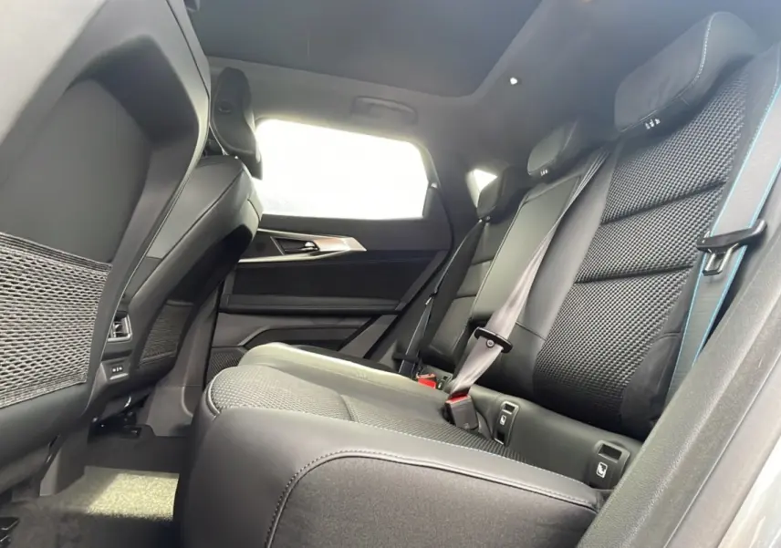 Vue intérieure côté droit des sièges arrière en cuir noir et tissu semi-alcantara du Renault Austral New 200 Esprit Alpine 2026.