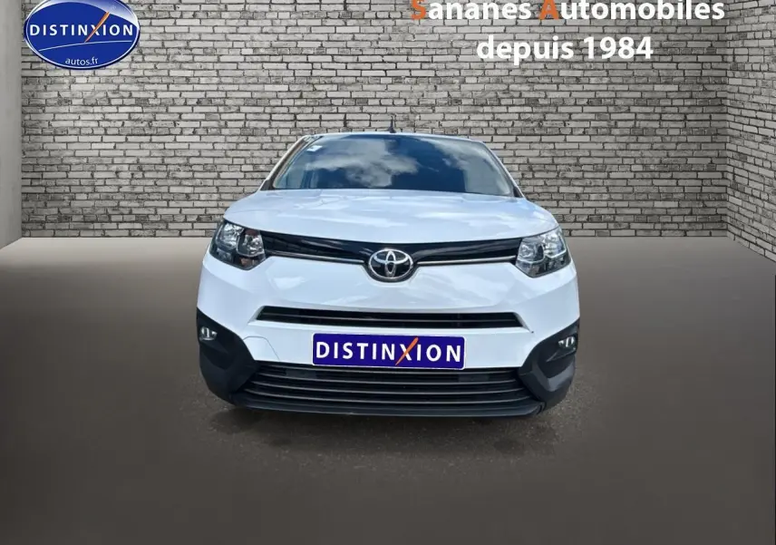 Vue frontale d'un Toyota Proace City blanc 2023 avec calandre noire et logo Toyota bien visible.