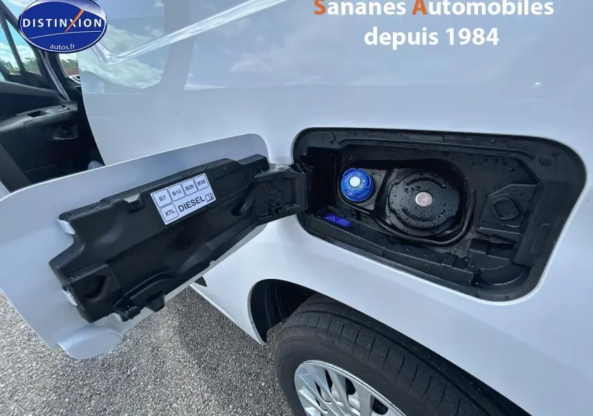 Vue rapprochée de la trappe à carburant ouverte côté gauche d’un Toyota Proace City blanc 2023 diesel.