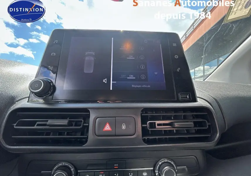Vue rapprochée de l’écran tactile central et des commandes de climatisation du Toyota Proace City blanc 2023.