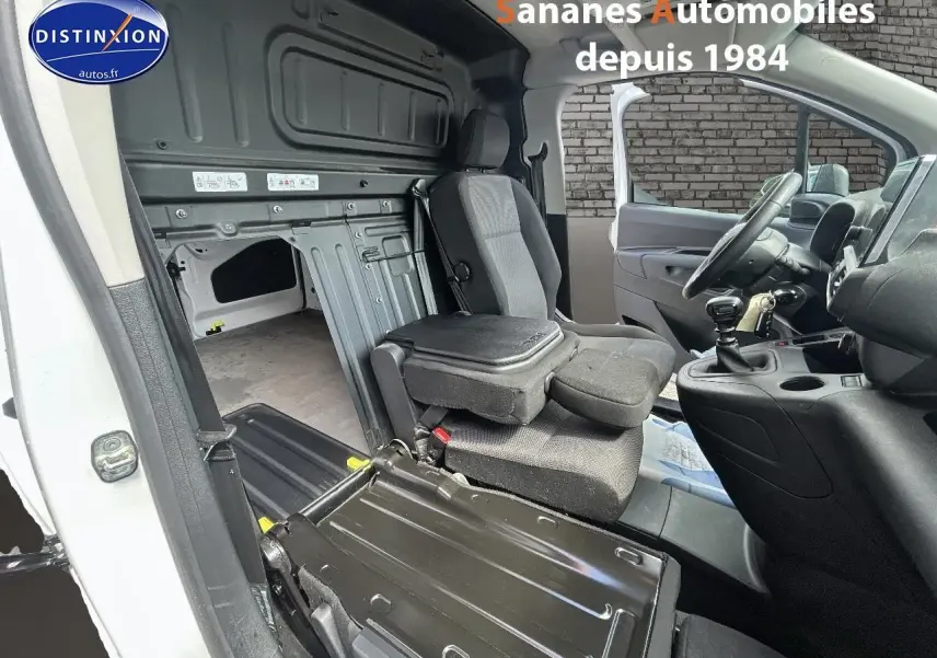 Vue intérieure côté droit du Toyota Proace City blanc 2023, banquette passager modulable avec tablette amovible.