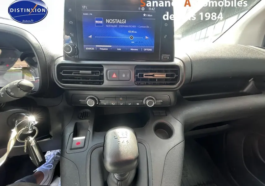 Vue intérieure centrée sur la console centrale et levier de vitesse manuelle du Toyota Proace City blanc de 2023.