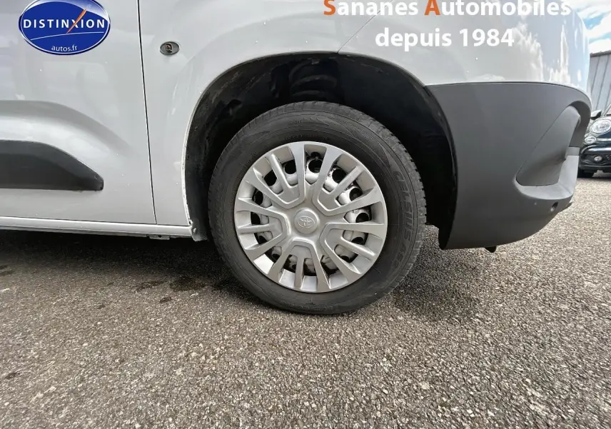 Gros plan sur la roue avant droite d’un Toyota Proace City blanc avec coques de rétroviseurs noires.