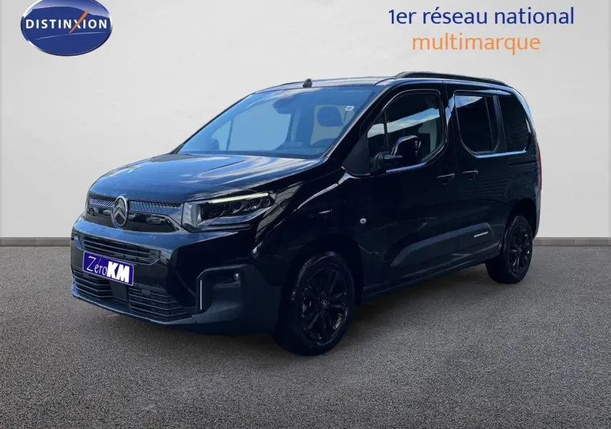 Vue 3/4 avant droite d’un Citroën Berlingo noir Perla Nera métallisé avec jantes noires et vitres teintées.